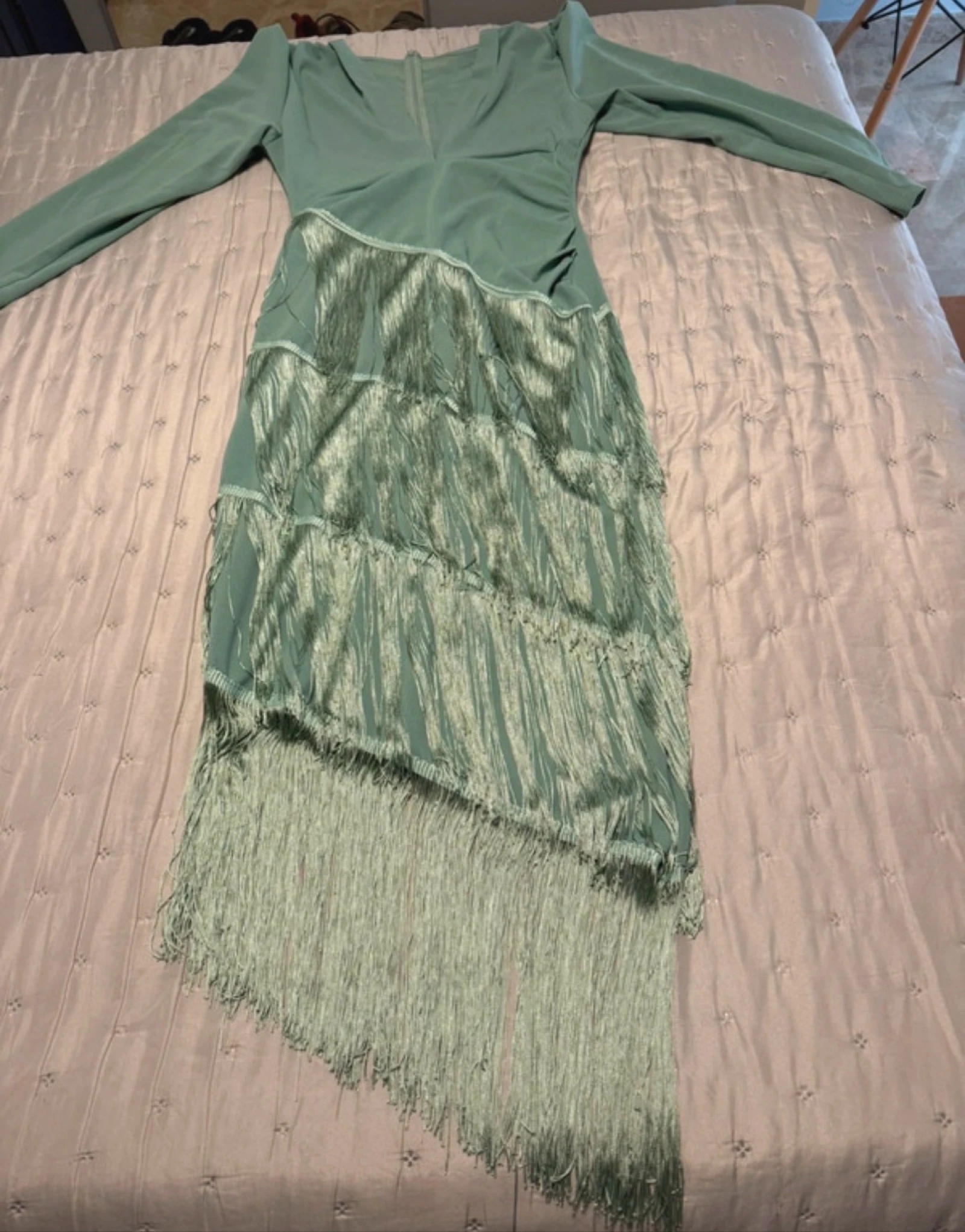 Vestido de fiesta verde agua con escote en V y flecos en cascada